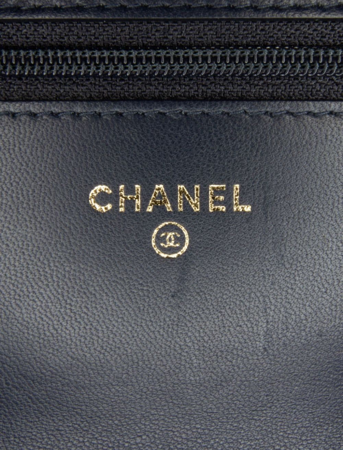 Carteira Chanel com corrente - Hardware dourado